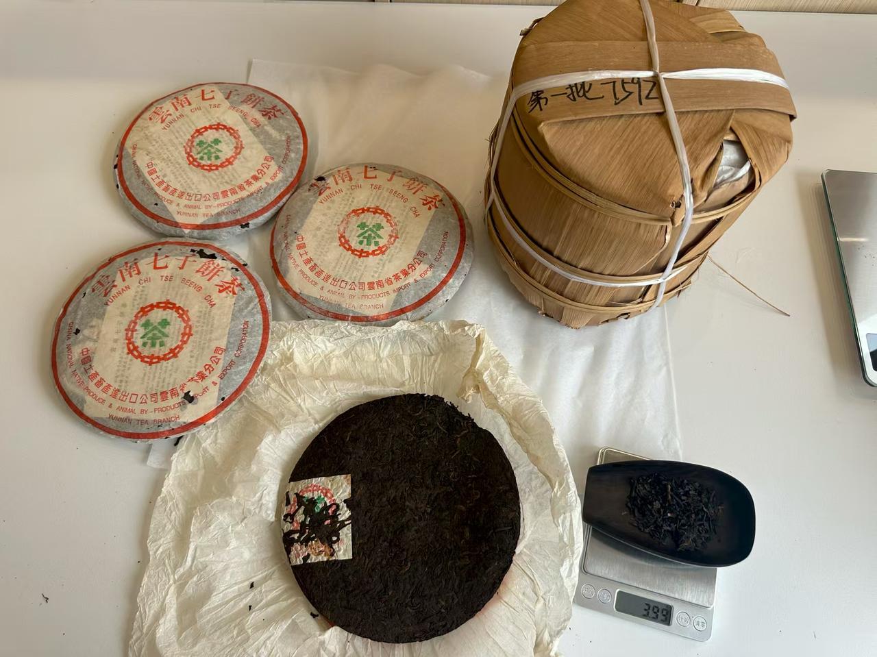先喝一泡完美的99年勐海茶厂7592熟，多梗发酵比较深有特别好的醇厚滑甜木香木质