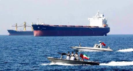 忍无可忍无需再忍！伊朗终于突然对美国军队出手了！伊朗方面称，其刚刚对多艘美国军舰