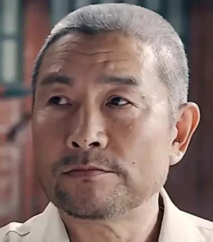  一大爷易中海的扮演者沙景昌，1952年出生于吉林省松原市扶余市，话剧院国家一级