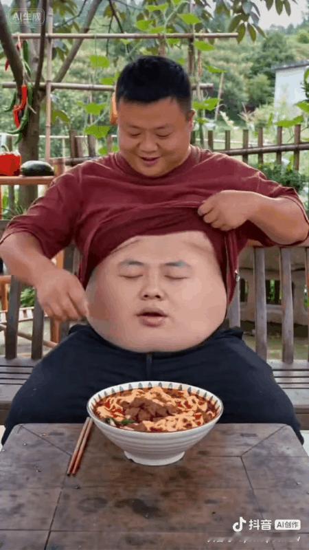 男子吃饭不用嘴，直接用肚子吃饭。
这一操作的确不错，省了很多事，不用嘴巴后，嘴巴