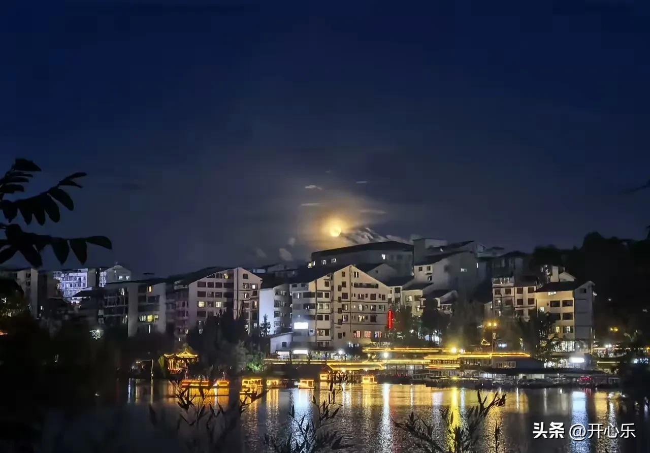月亮湖的夜，一轮圆月把人间照成了这个模样

黄水的夜晚，总有一处让人忍不住放慢脚