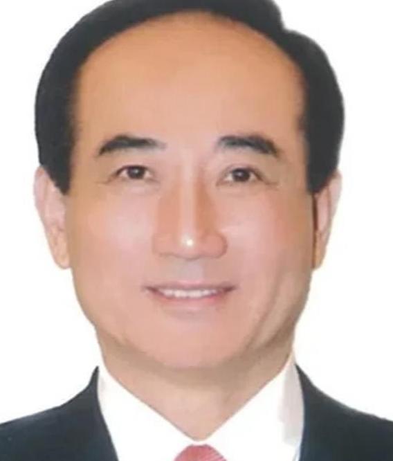 张亚中曾说：国民党有四种，第一是美国国民党，代表人物是朱立伦。主张亲美，一切都从