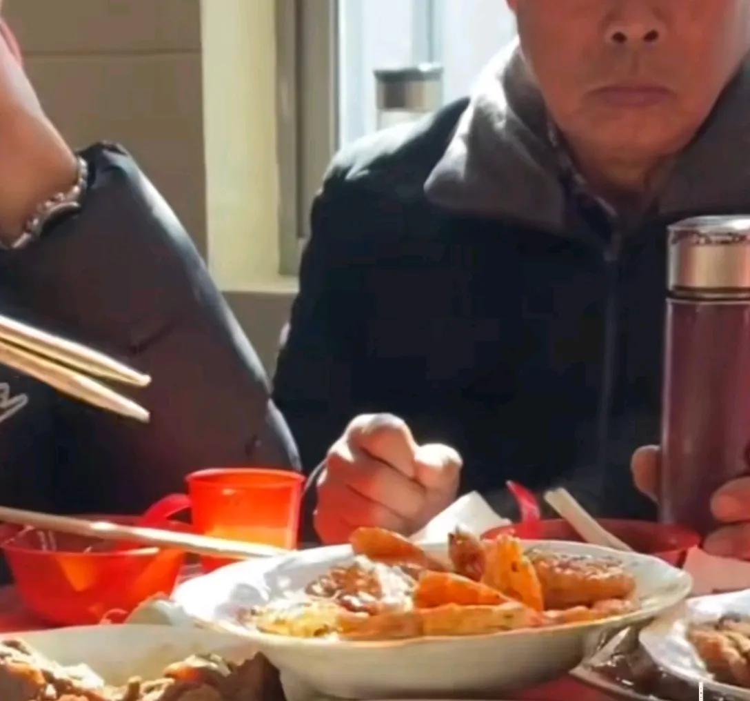 男子吃席时说话口水四溅，旁边大爷攥紧拳头和保温杯。

看到这个场面真是好笑。那要