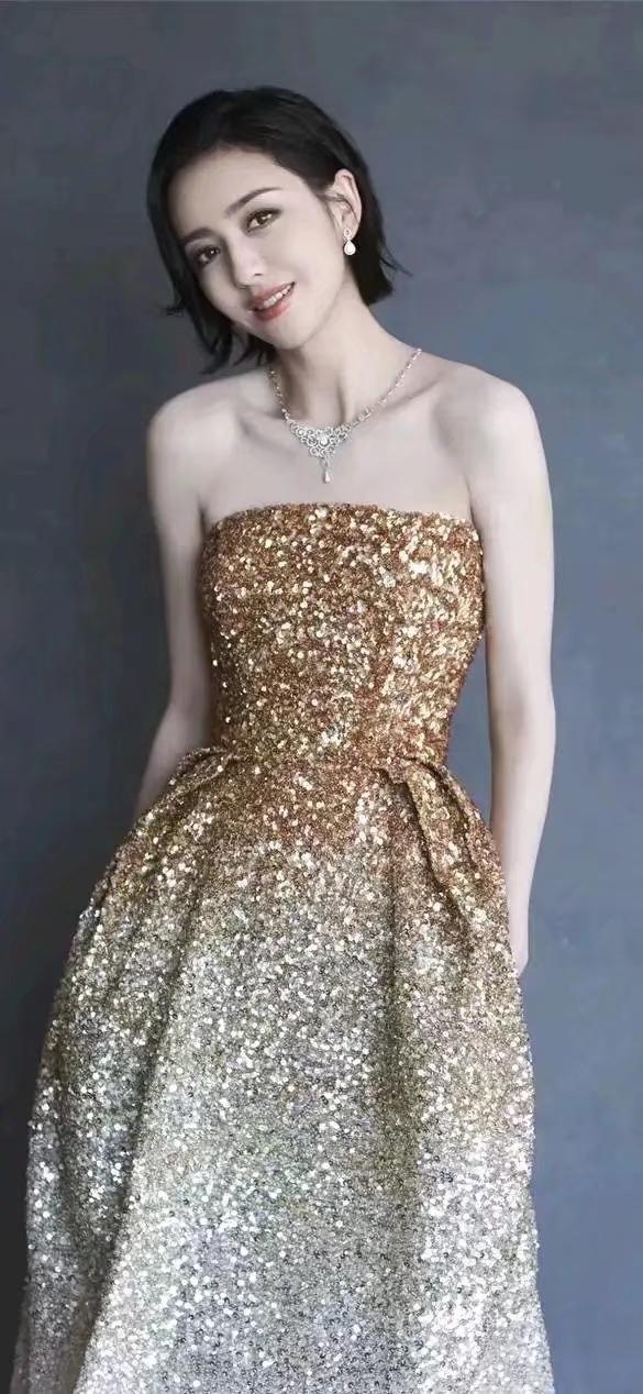 金衣美人，笑靥如花。