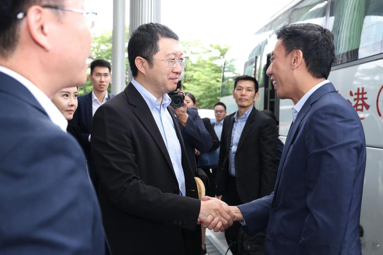 新加坡交通部代部长萧振祥率团参访文远知行2025年6月27日，新加坡交通部代部长