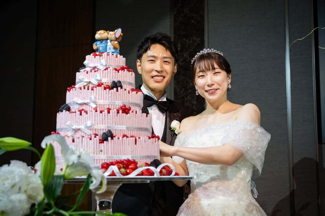 五十岚有纱社媒更新：婚宴✨婚礼蛋糕上的玩偶，是按照当天未能到场的朋友以前养过的宠