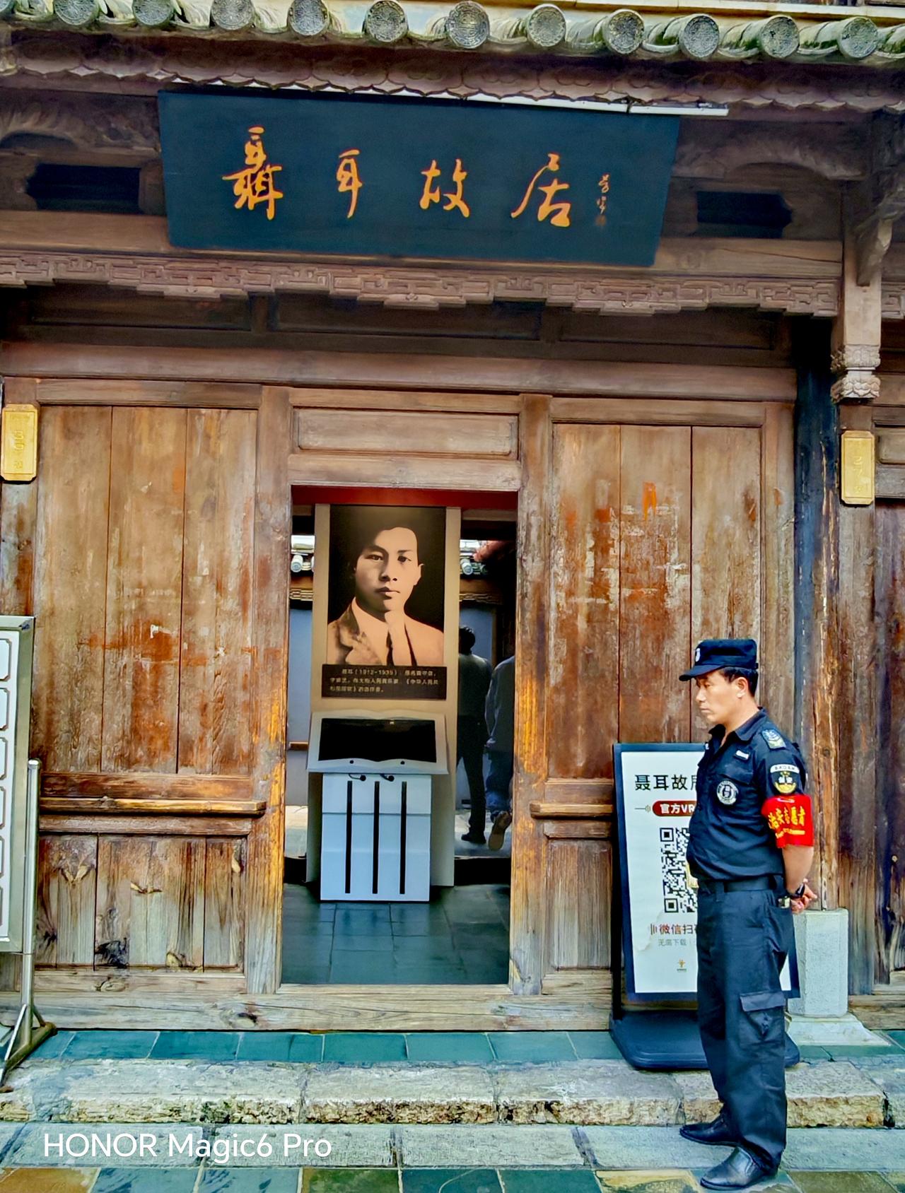 昆明市老街真的太适合随手拍城市风景了！前几天我去逛，每走几步都忍不住按下快门。