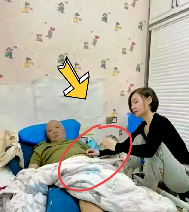 没有儿子又怎样？一老父亲突发重病卧床后，日夜陪护的担子，全落在姐妹几人身上！擦洗