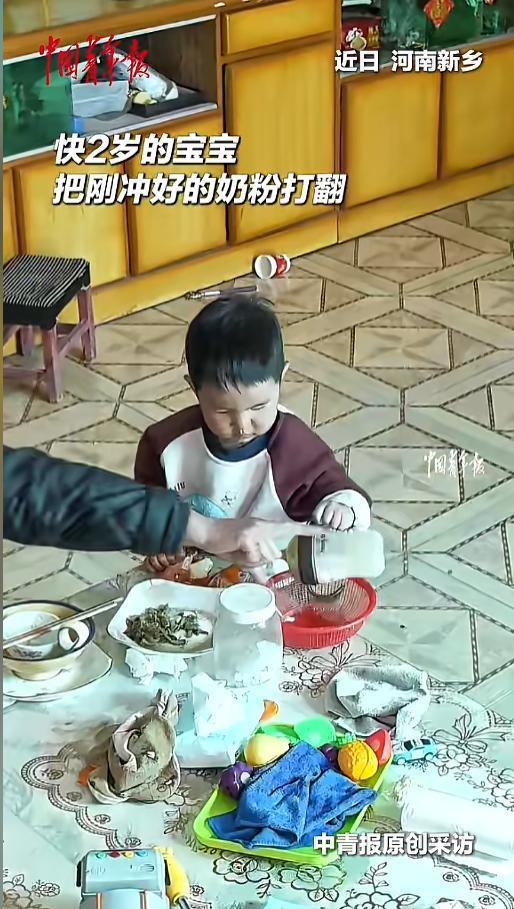 “终于有人喊冤了！”近日，河南新乡，奶奶刚给宝宝冲好奶粉，孩子却不好好拿着，先弄
