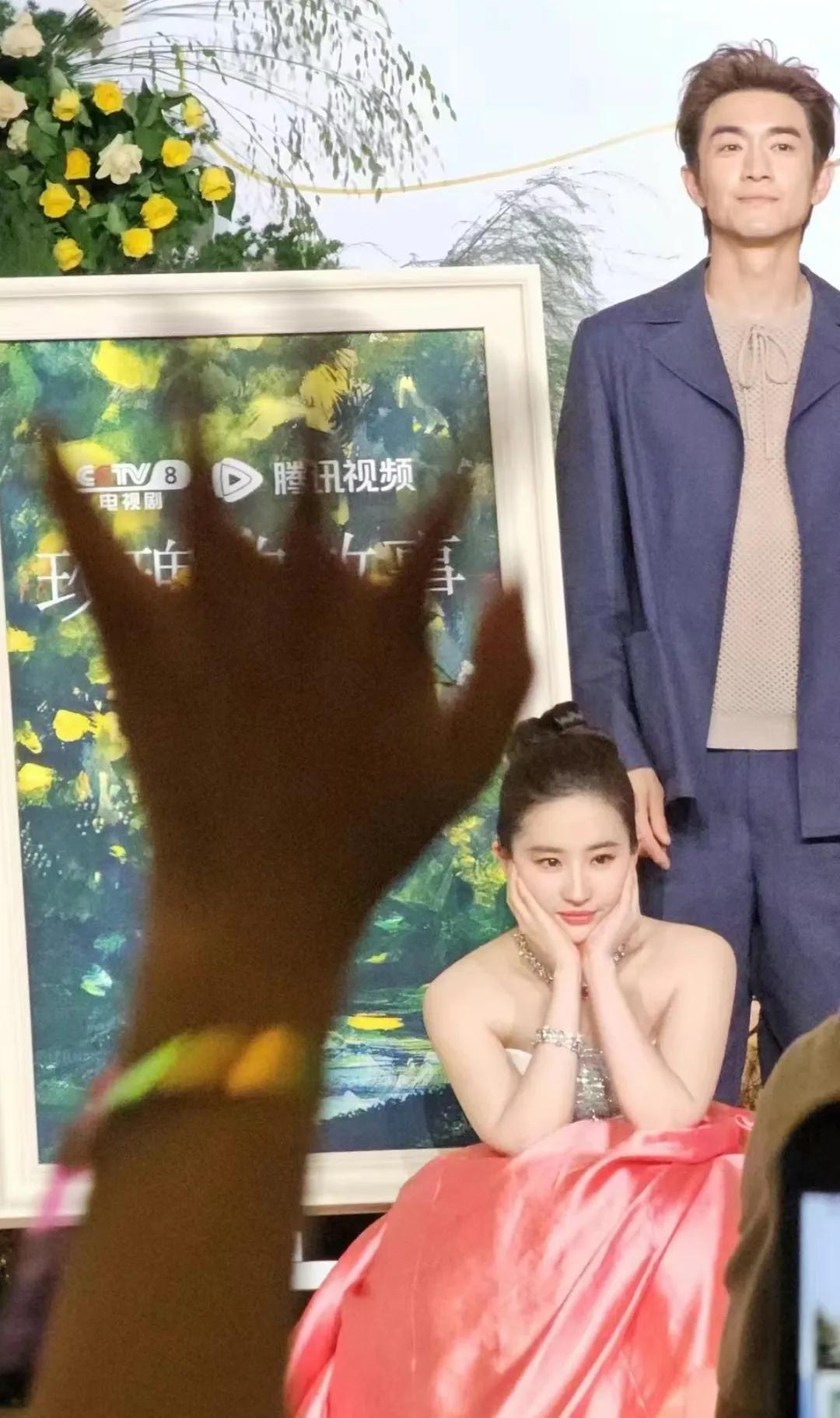 刘亦菲今日活动造型
妥妥的花仙子啊
好灵动，好仙好可爱
她真的是状态松弛的女明星