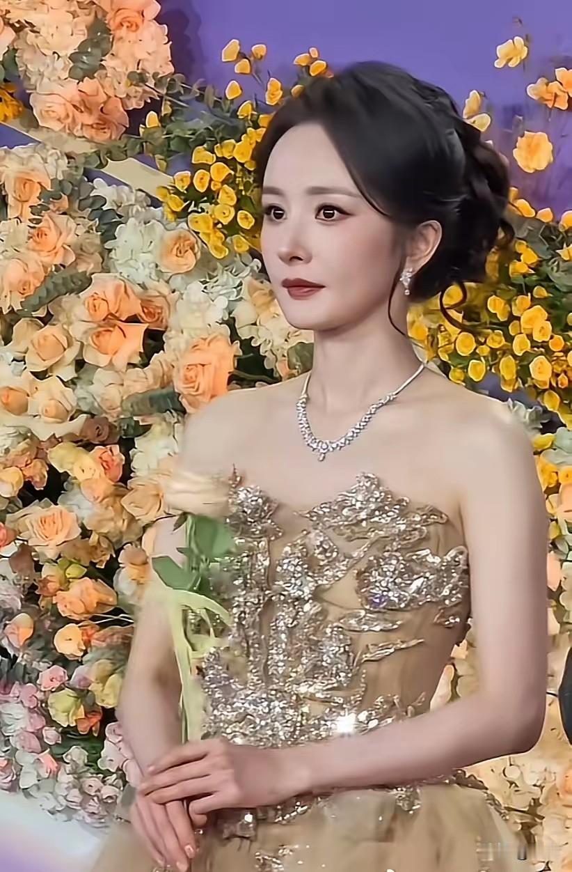 能看得出来杨幂情绪几乎快要绷不住，脸上写满无奈与失落。论外形条件，她明艳出众，演