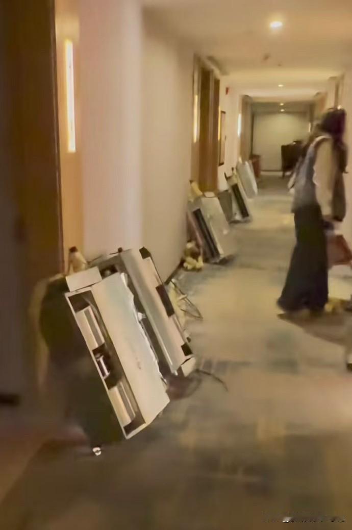 住个宾馆出去办个事儿，半天后回来居然发现宾馆正在拆迁。这事儿搁谁身上都会觉得不可