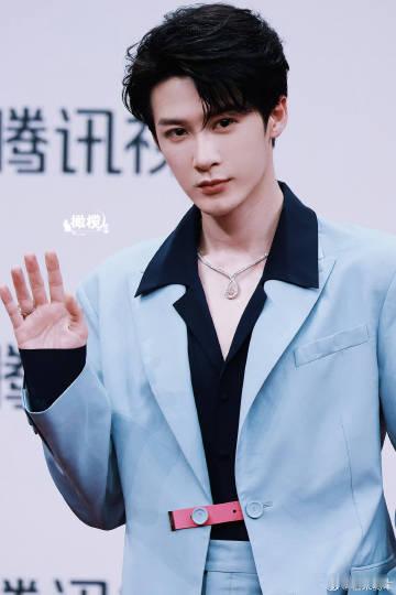 檀健次 看完你的看你的檀健次红毯造型封神！简约穿搭穿出高级质感，走路带风自带闪光