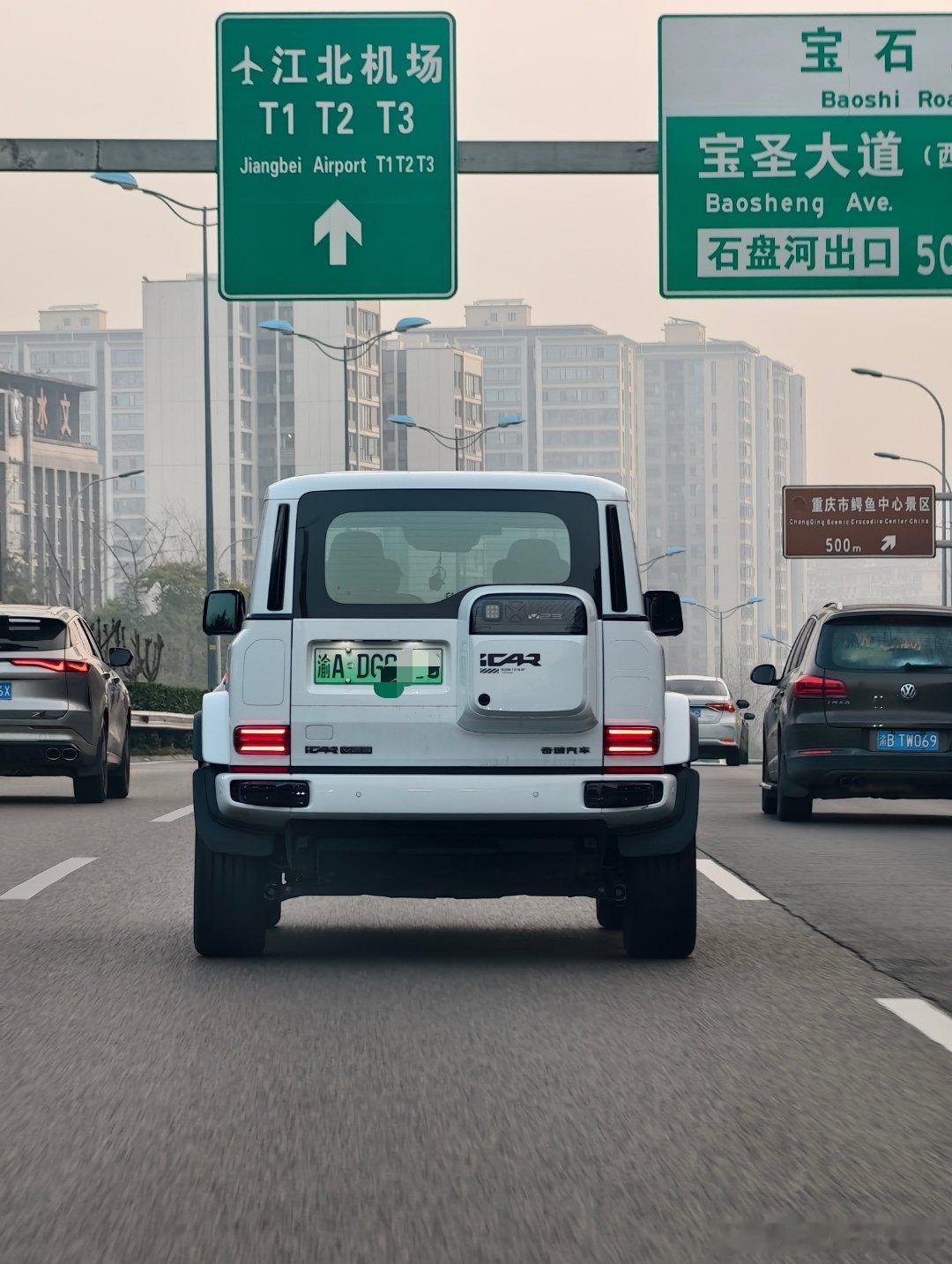 一大早被方盒子围攻了重庆这个地方确实挺适合这类型的车区县很多地方都是非铺装路段高