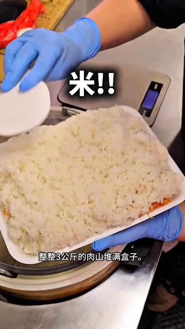 日本童声市隐藏着一份让人震撼的灵魂便当：大酱。这里诞生的系列以超大分量闻名，传说