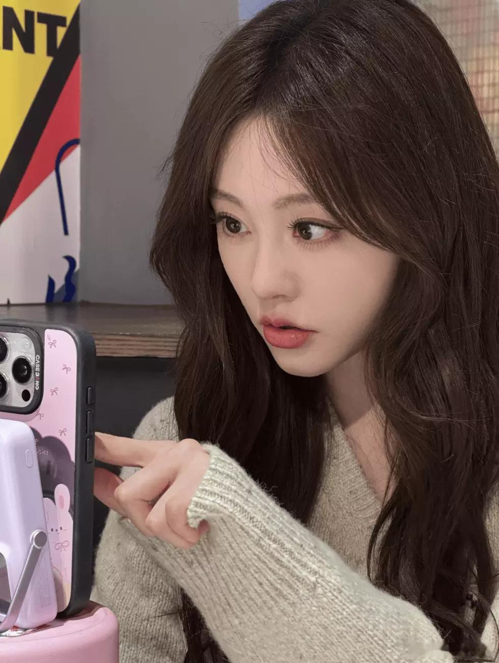 分享娱乐分享娱乐 祝绪丹穿浅棕软糯毛衣神态温柔 轻托脸颊慵懒又精致 