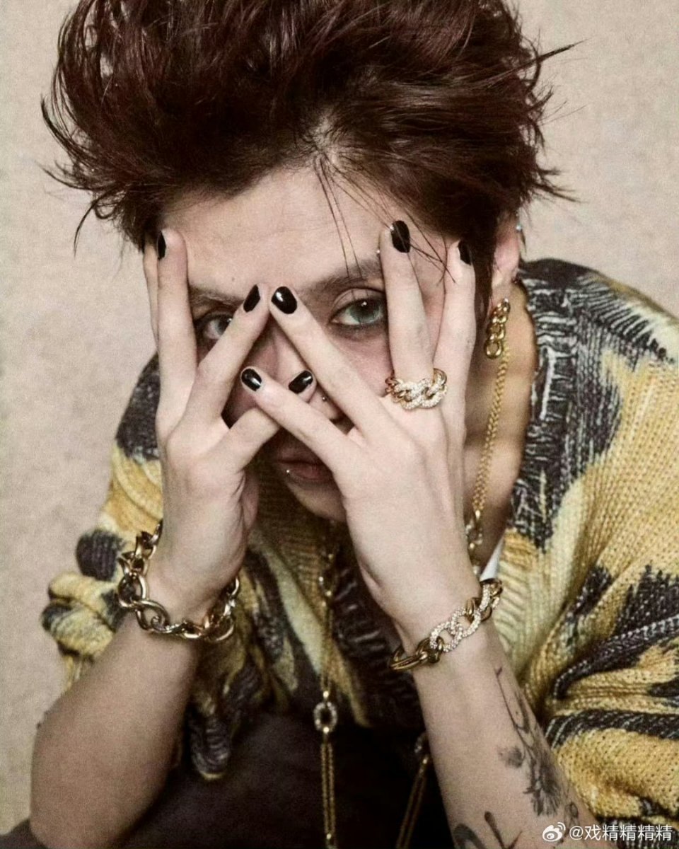 曝鹿晗和关晓彤分手原因两人都没有承认分手，但鹿晗的状态挺让人担忧的。这指甲油这纹