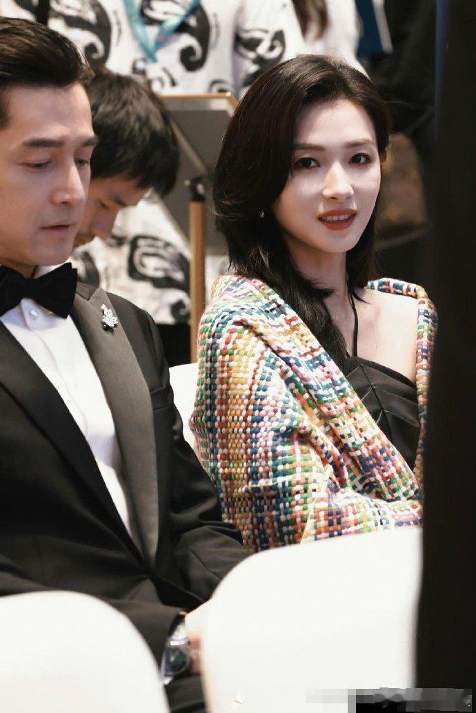 胡歌给万茜看女儿的照片，万茜看的同时还不忘用手挡住，生怕被偷拍[允悲] ​​ ​