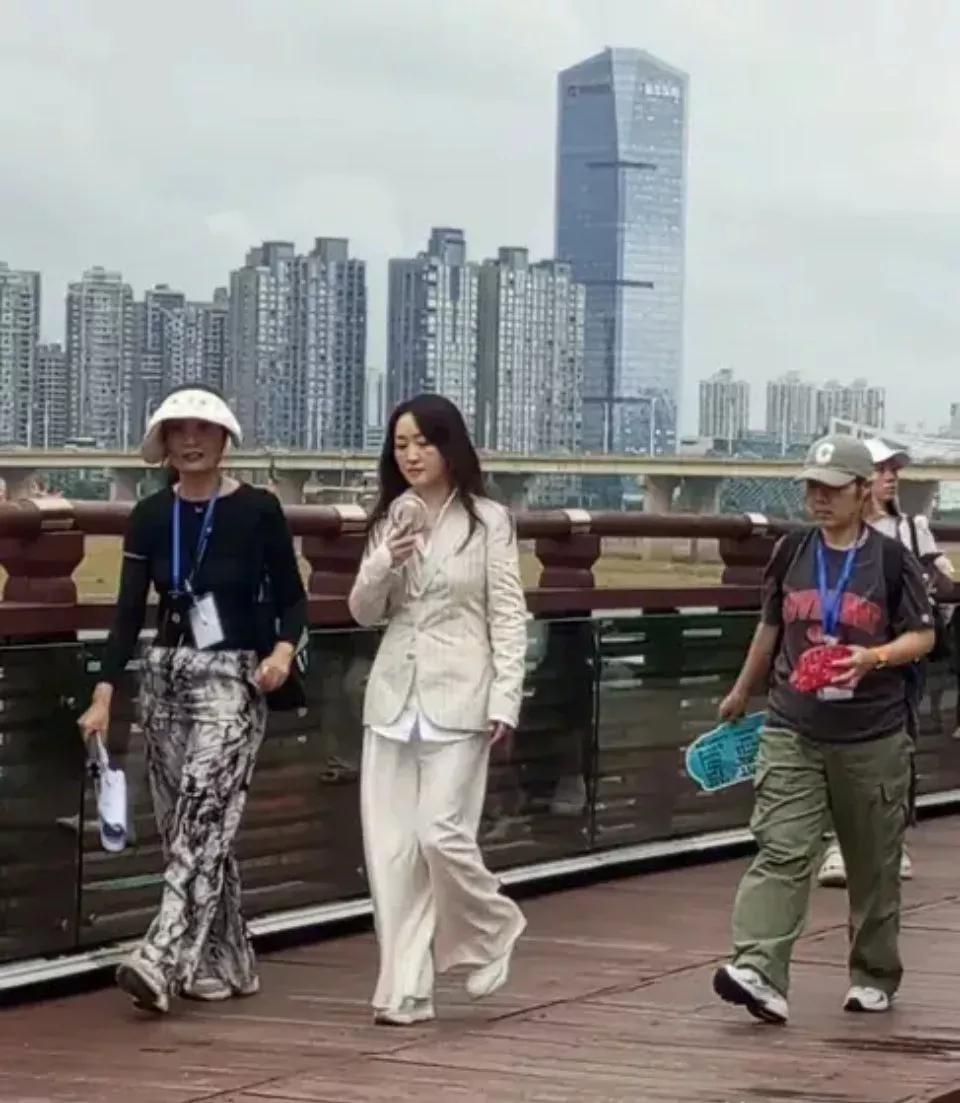 曾经的甜歌皇后也老了！离开了美颜，这才是现实中她真实的样子。依然很美。
 
当我