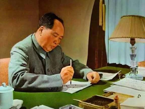 一位外国人说，过去说毛主席做错的事，现在看来都是最正确的事，是有远见的事。任何人