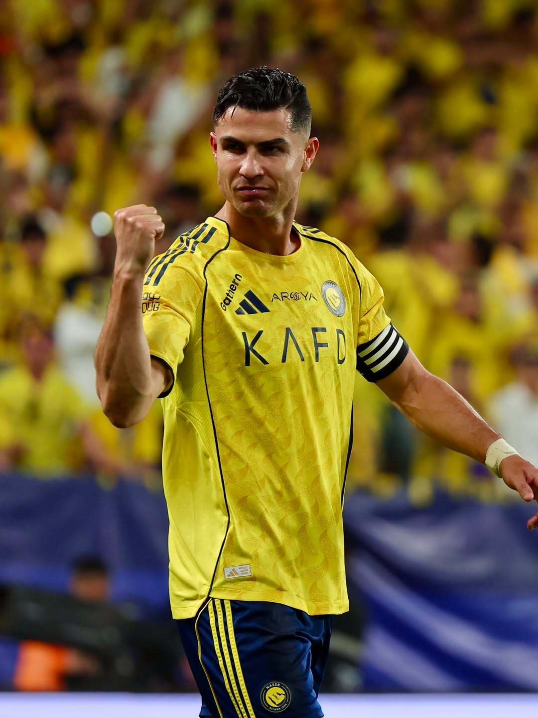 C罗利雅得胜利2比0吉达国民c罗生涯970球递墨镜给队友装酷捡水瓶环保达人头球弧