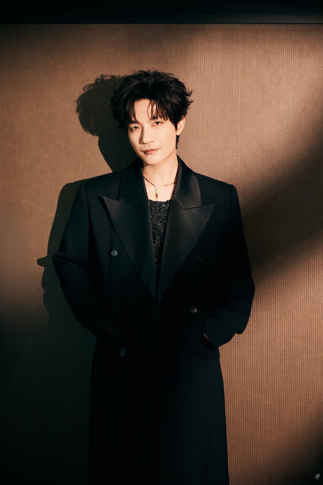 陈楚生晚礼服夯爆了 内娱舞台该有的样子！《晚礼服》电吉他改编超有巧思，鼓点紧凑旋