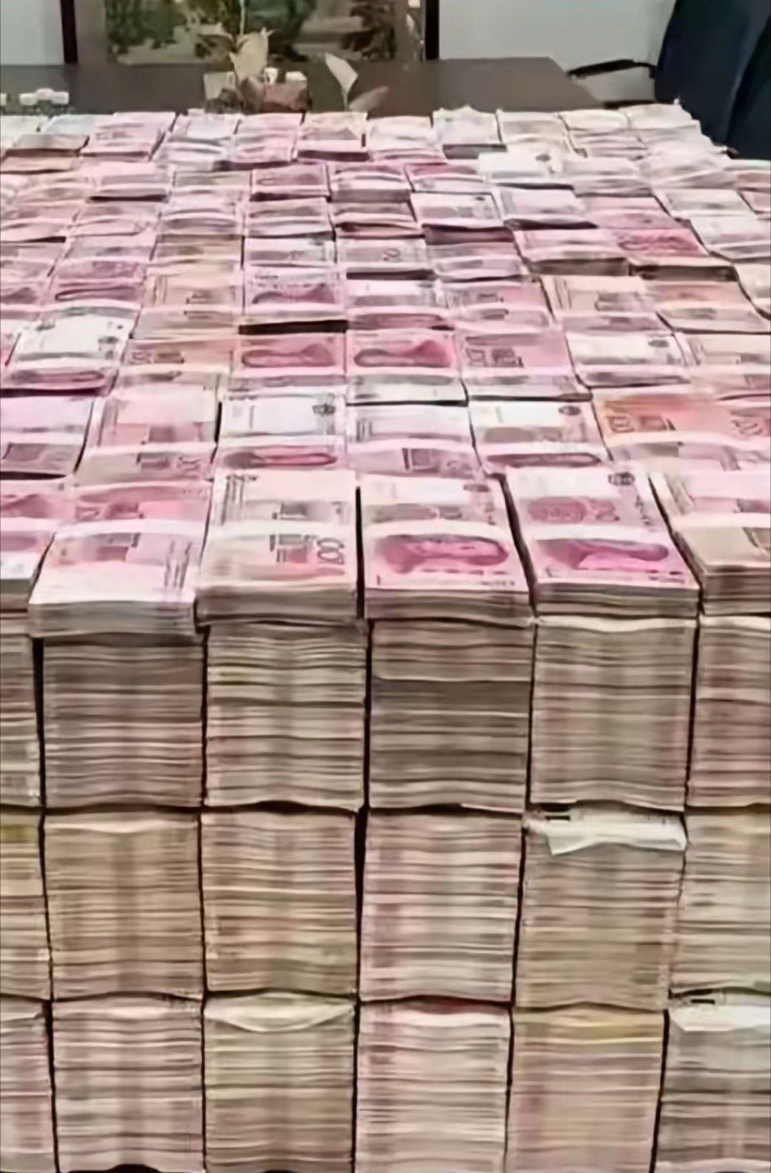 屋里整整齐齐摆了一亿两千八百万，等你搬回家，你愿意来搬吗，搬这么多钱，可能会累人