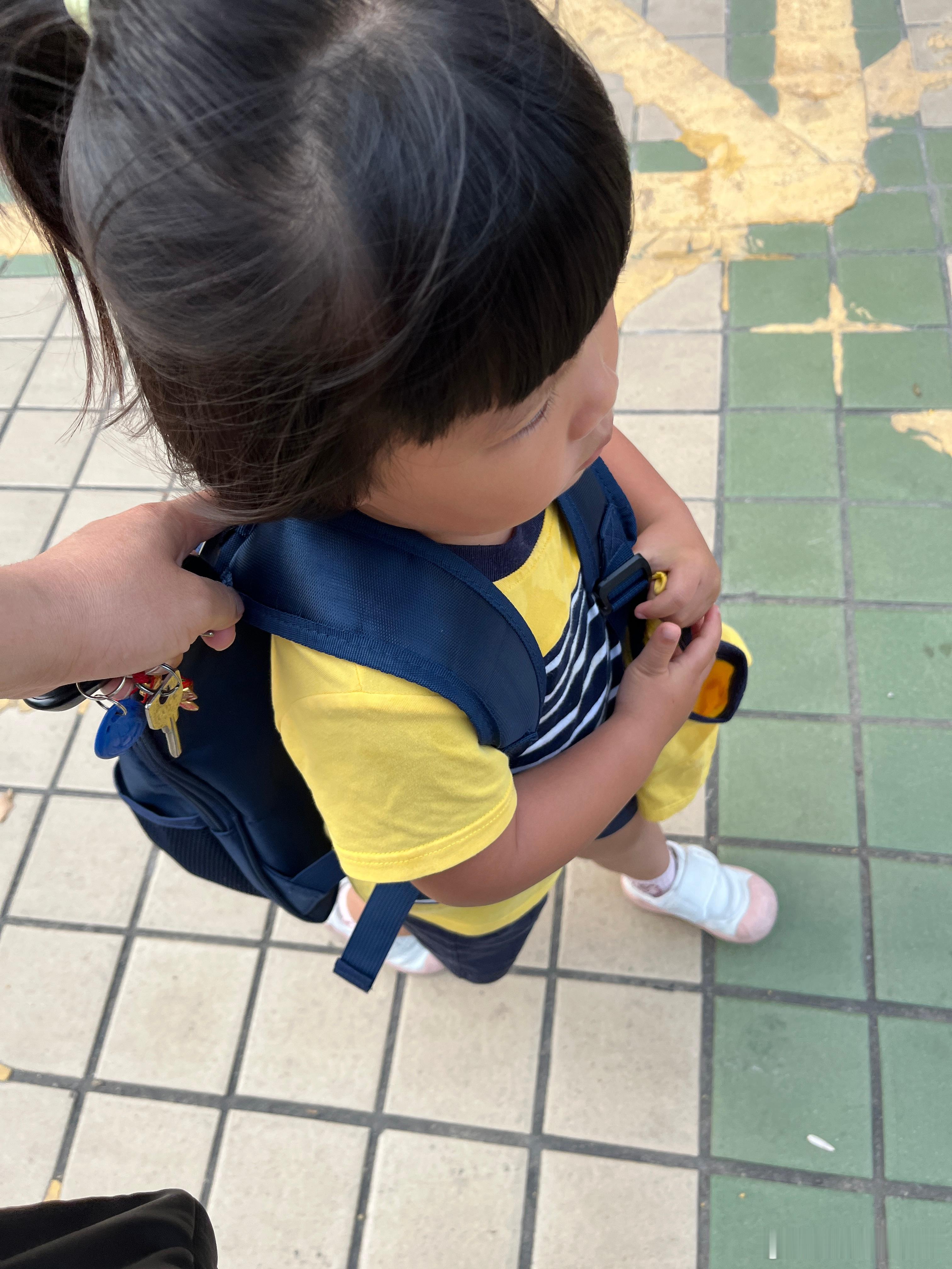 很顺利，今天早上要检查眼睛视力，还有牙齿图氟，老师说早点来，七点五十到校。孙俪为