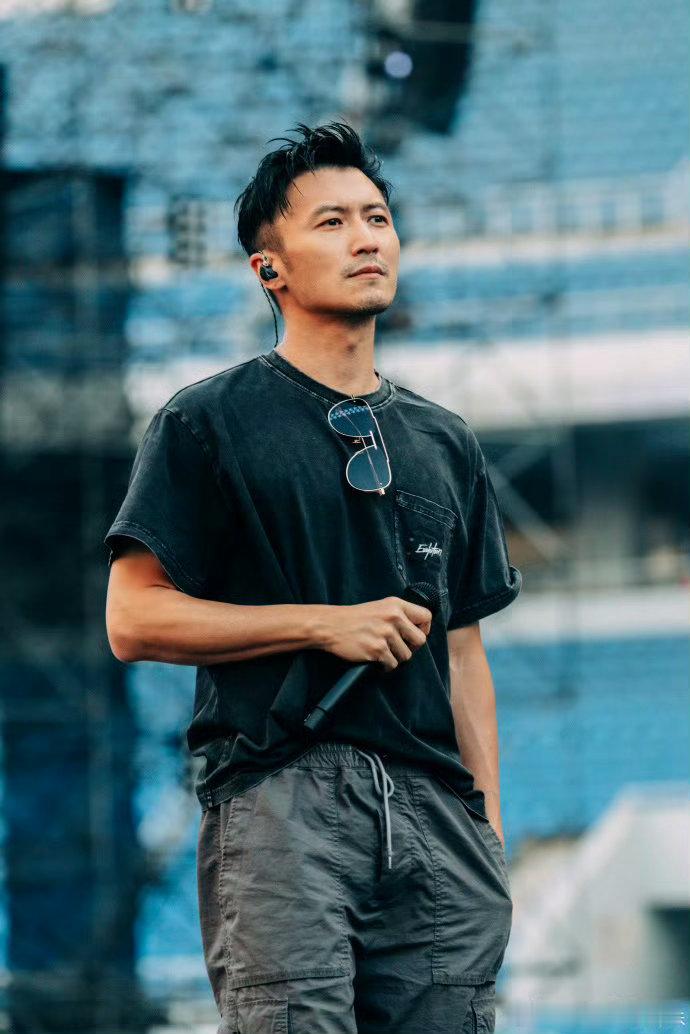 谢霆锋演唱会耳返故障 设备出状况最考验歌手的真实水平，谢霆锋一点没慌，现场的魅力