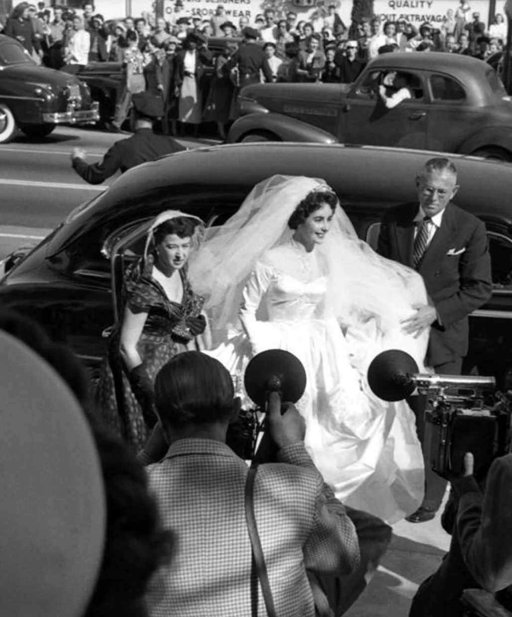 【来自投稿】1950年 18岁的伊丽莎白·泰勒嫁给了希尔顿酒店集团继承人，24岁