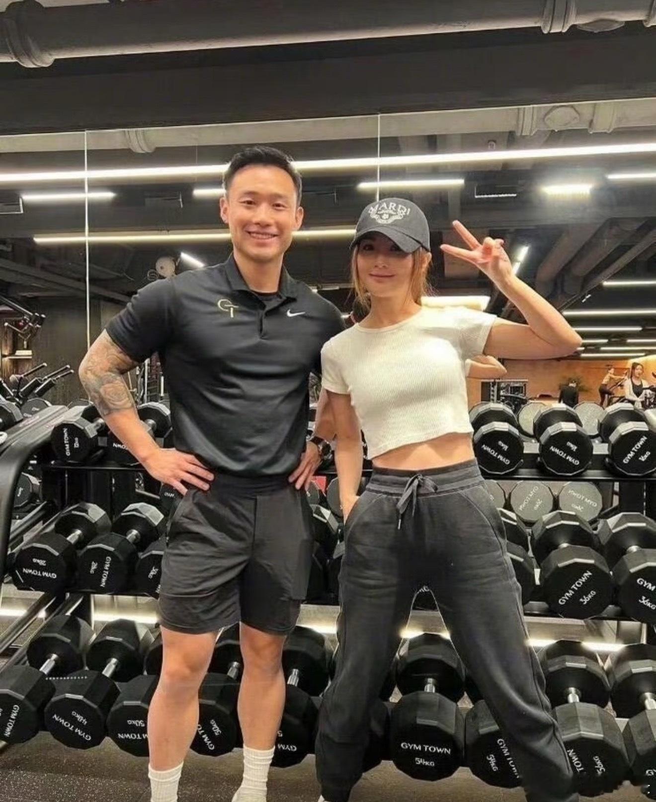阿Sa否认含泪控诉丈夫 阿sa通过经纪人霍汶希辟谣港媒“没哭诉，正在度蜜月！阿娇