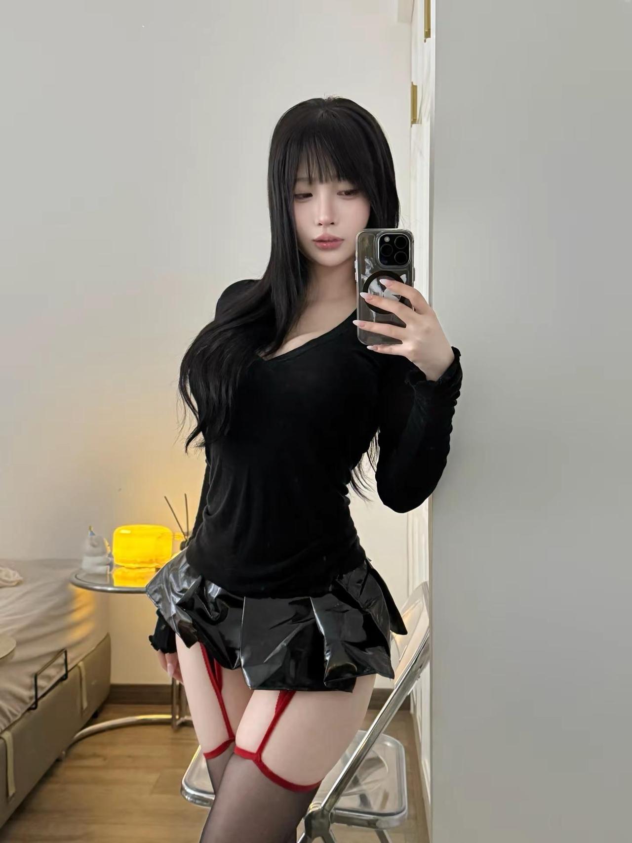 对镜拍小黑裙 甜欲