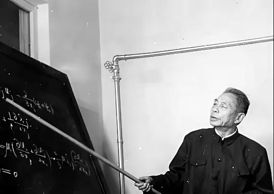 1952年，王淦昌邀请束星北加入中科院。束星北把头一扬，说“中国科学院有些人属于