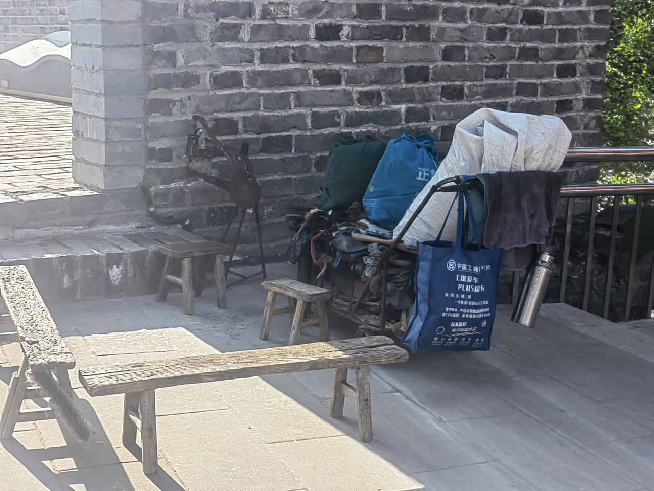 昨天，我在桥头的这家修鞋店补鞋，几个男人围坐在一起聊天。男人嘛，总爱聊女人，三句