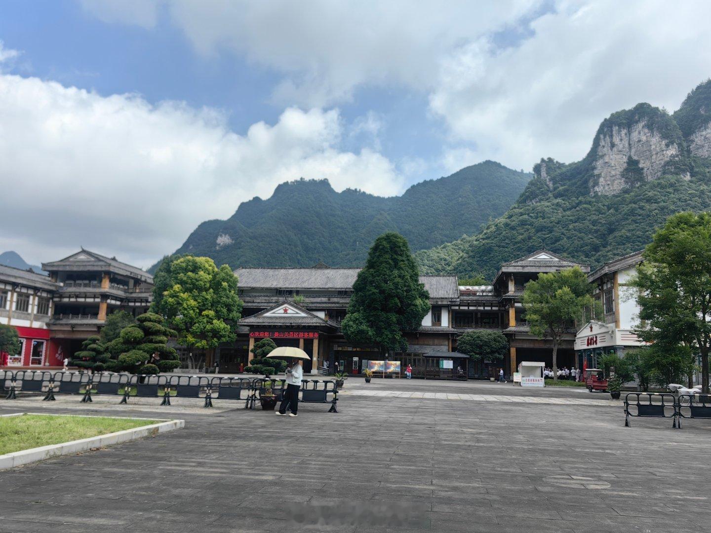到游客服务中心了，现在在等接驳车车。 