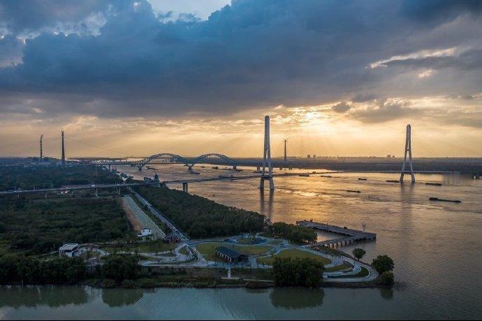 南京GDP再创新高！

2025年南京GDP为19428.78亿元，增长5.2%