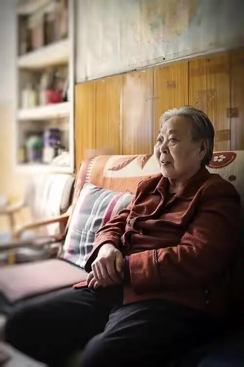 老家的朋友最近快被婆婆的节俭整得没脾气了64岁的老人，退休金四千六，手头存款也有