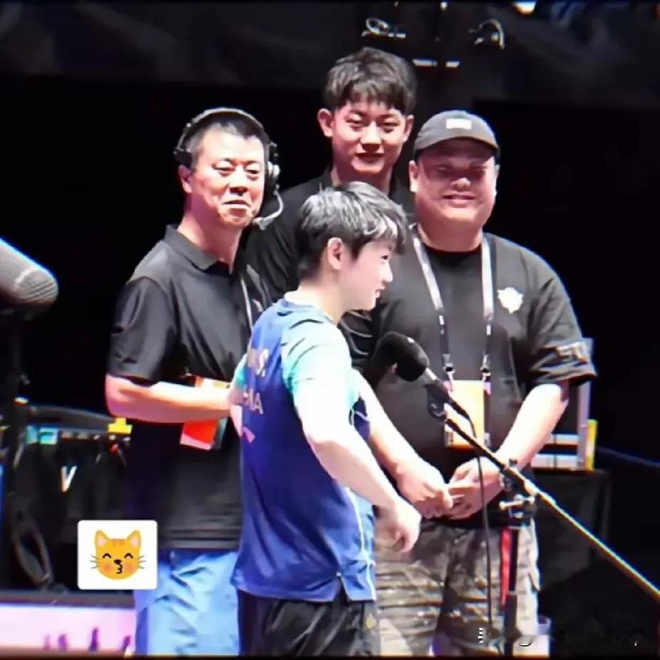 这几位大叔是在演我们
喜欢莎莎的人真的很多很多
莎莎的打球技术好
重要大赛不负众