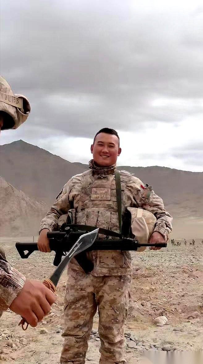 网上总有人吹那把廓尔喀弯刀，吹得跟神一样。
可你知道吗？在咱们边境战士的战利品陈