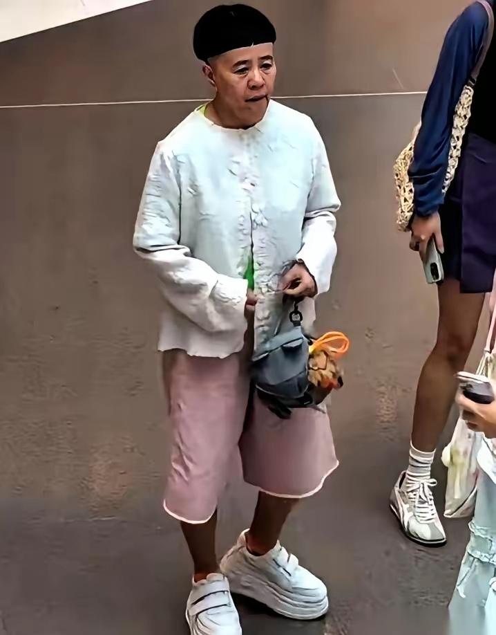 金龟子咋这么执着于她的锅盖头啊？
 
刷到她逛街被拍的视频，依旧是那熟悉的发型，
