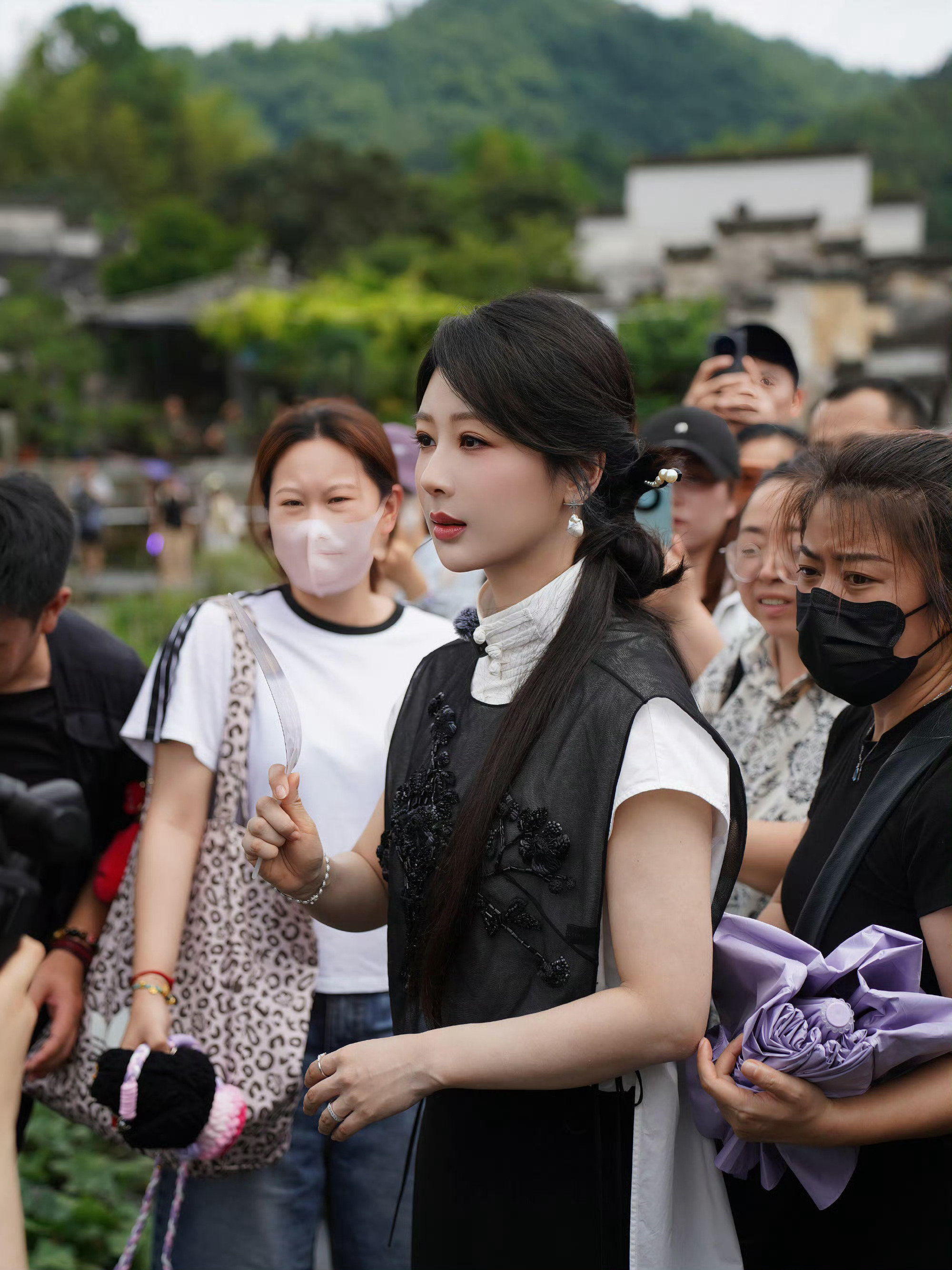 杨紫杨紫重返宏村被汉服店老板偶遇我们的李祯回家了，好专业的宣传达人啊，欢迎大家都