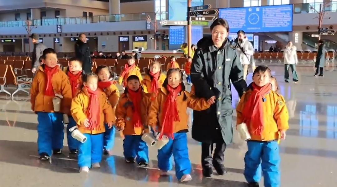 广西小砂糖橘会师吉林雾凇宝贝，南北萌娃同框太治愈！
 
谁能拒绝一群穿着橘色外套