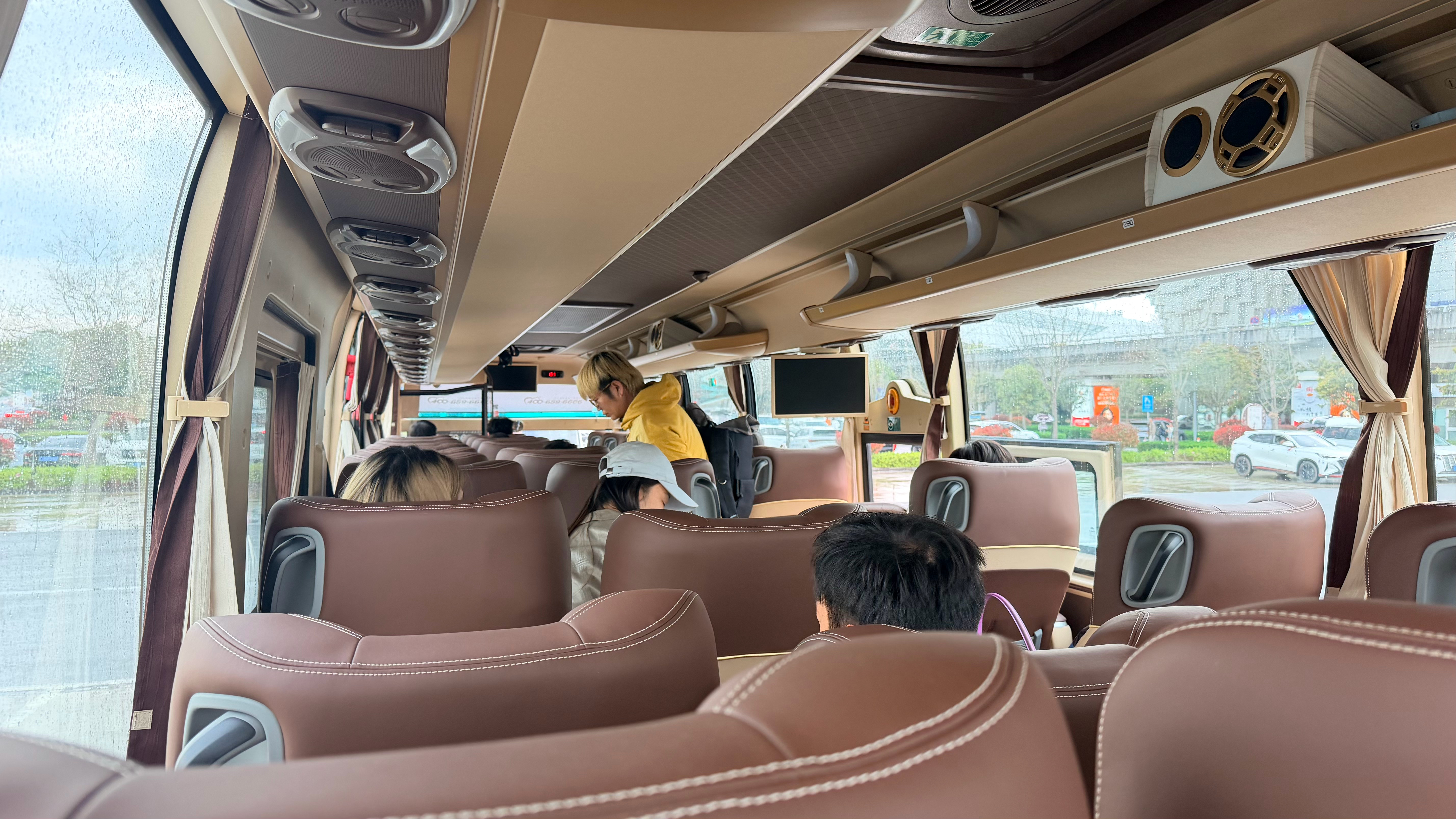 这个应该算商务BUS了吧，座椅非常得劲儿，哪怕是最后一排。建议所有大巴都卷起来，