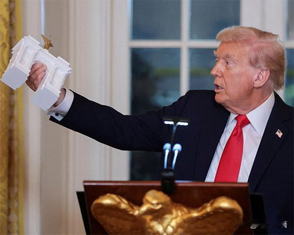 特朗普要建美国凯旋门，高250英尺约76.2米，比白宫和林肯纪念堂都高。
   