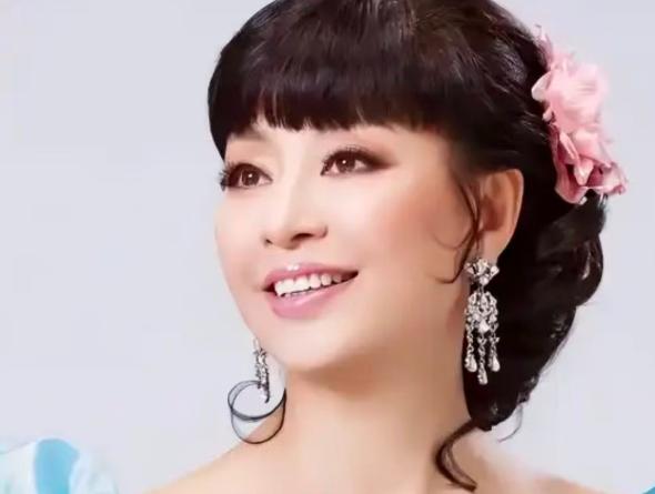1998年，殷秀梅二婚嫁给法国贵族菲利普。未曾想，成婚十年后丈夫接到总部调令，两