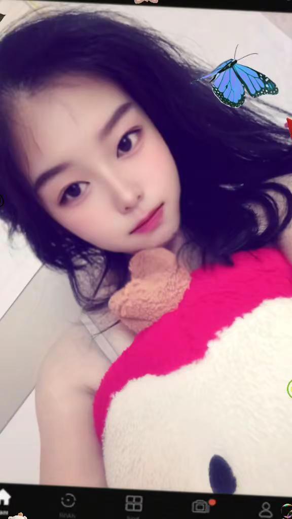 打不倒的少女心 零碎自拍里的真实心境 假装少女心 粉色抱枕自拍 自拍治愈