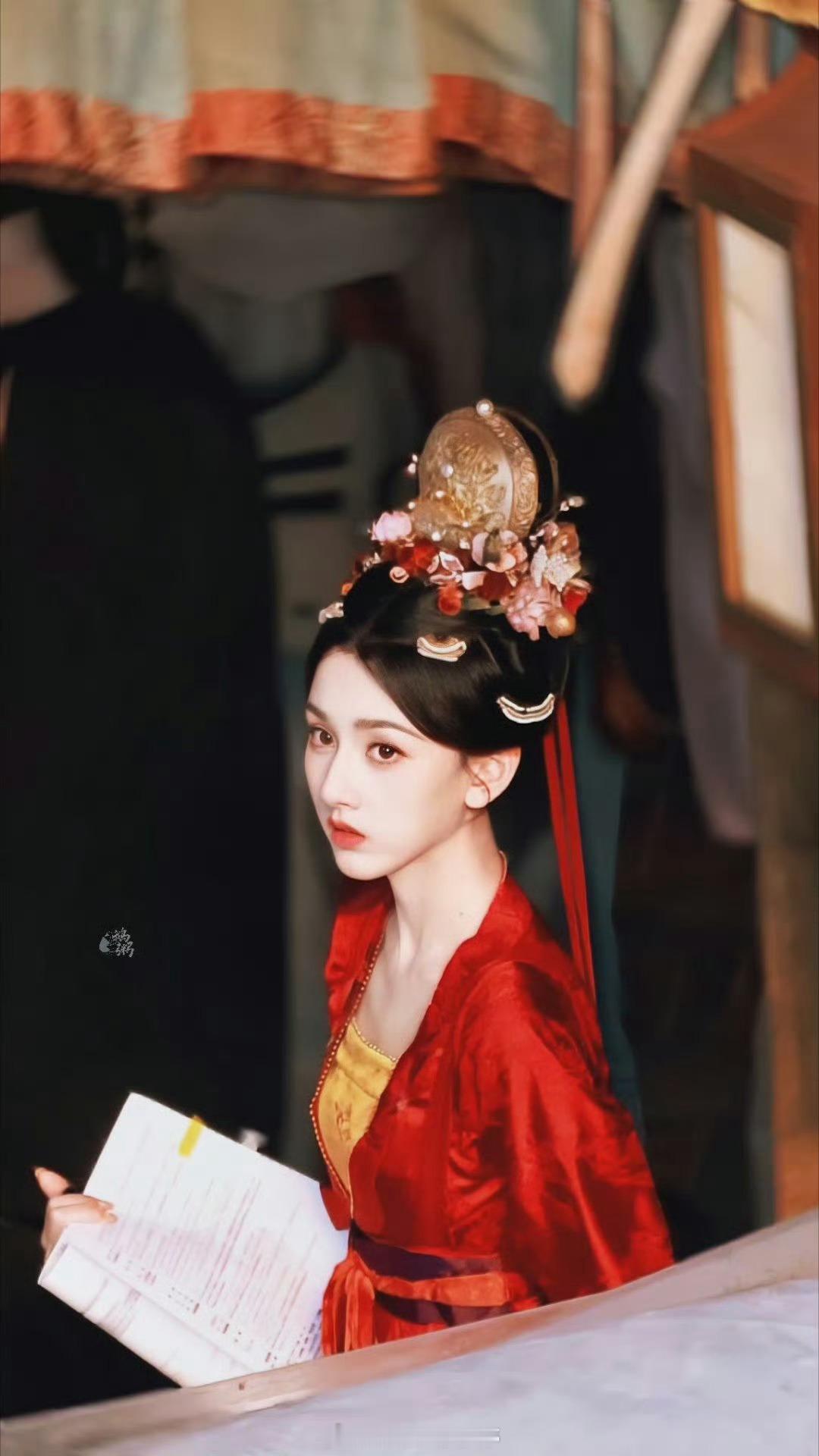 宋祖儿司宫令红衣路透，一眼万年，真美 