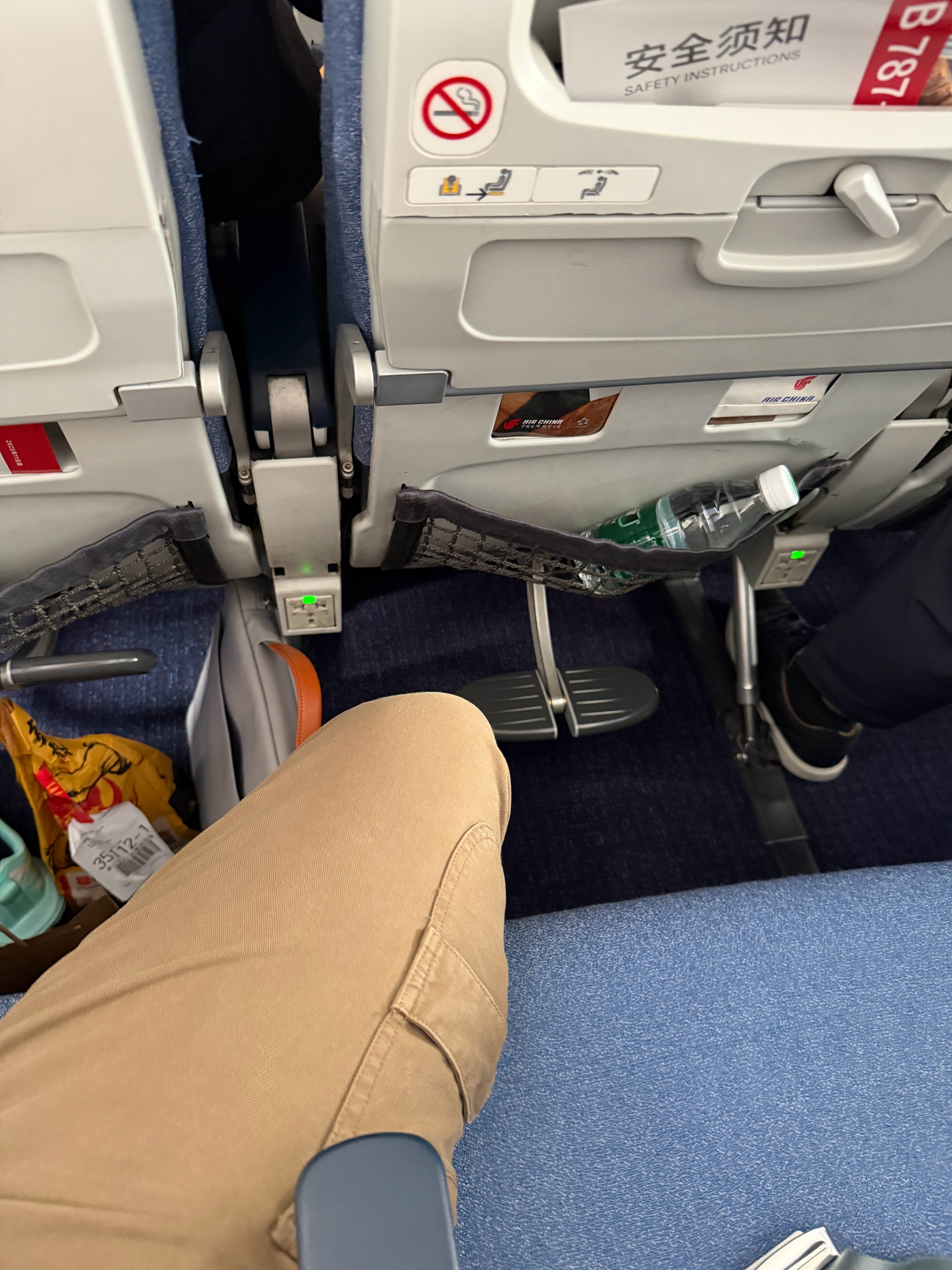 坐飞机最喜欢边上没人，因为我是小胖纸