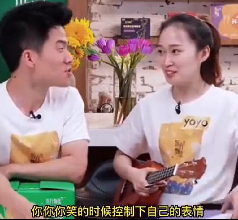 早期直播里，董宇辉和 YOYO 搭档时透着青涩，还会躲在角落，模样稍显 “卑微”