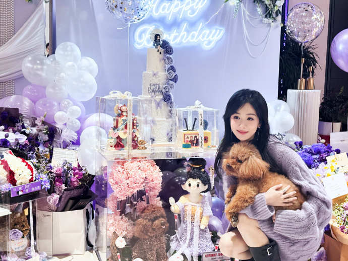 ​​​#杨紫32岁生日现场图##杨紫晒与生日蛋糕合照# ​杨紫在 32 岁生日现